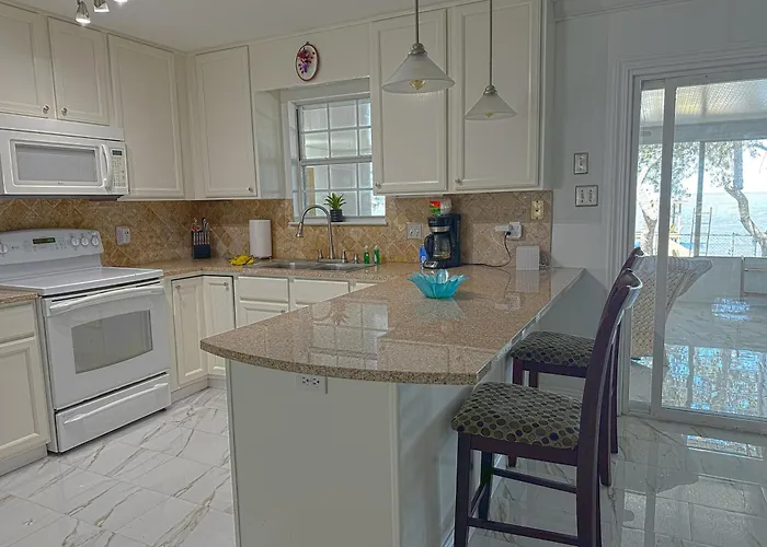 Holiday home Baywatch Paradice Bayfront, Private Pier, Sleeps 8 Fenced Dog Area 8 M To