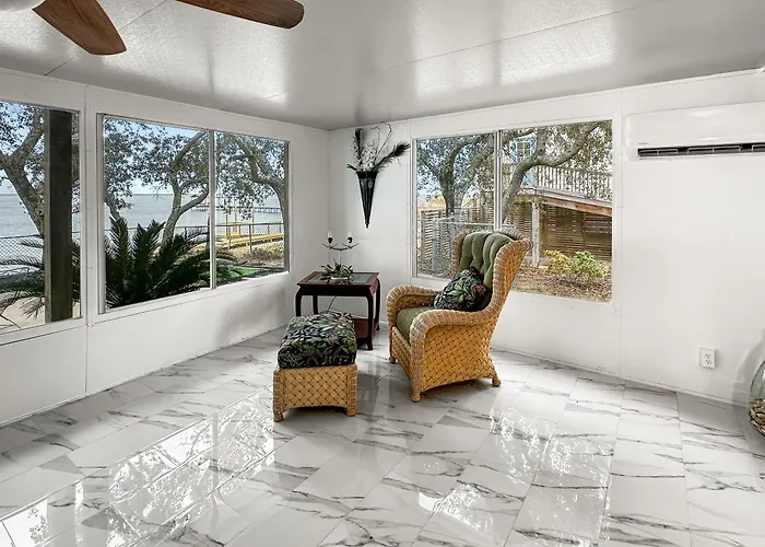 Holiday home Baywatch Paradice Bayfront, Private Pier, Sleeps 8 Fenced Dog Area 8 M To Gulf Shores