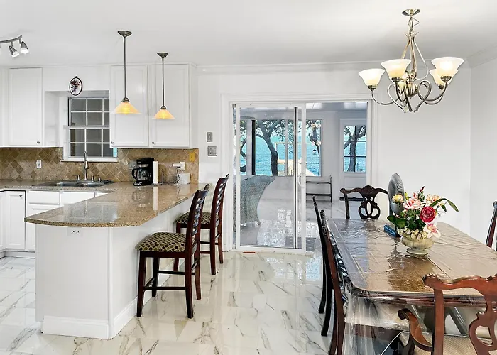 Holiday home Baywatch Paradice Bayfront, Private Pier, Sleeps 8 Fenced Dog Area 8 M To Gulf Shores
