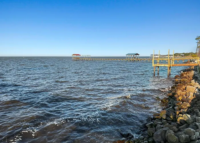 Baywatch Paradice Bayfront, Private Pier, Sleeps 8 Fenced Dog Area 8 M To Holiday home *