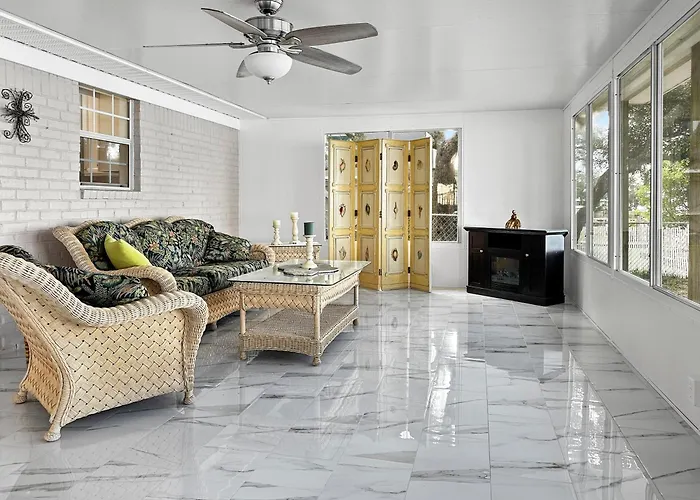 Baywatch Paradice Bayfront, Private Pier, Sleeps 8 Fenced Dog Area 8 M To Holiday home Gulf Shores