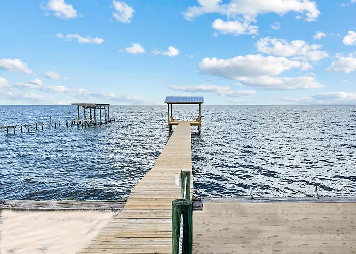 Baywatch Paradice Bayfront, Private Pier, Sleeps 8 Fenced Dog Area 8 M To Holiday home