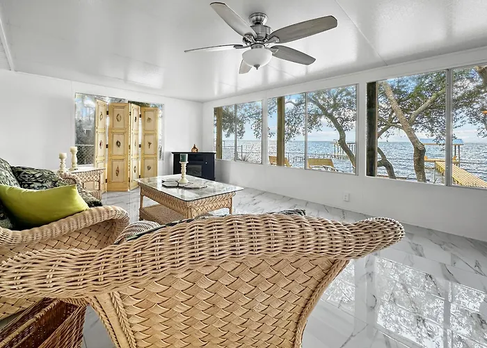 Holiday home Baywatch Paradice Bayfront, Private Pier, Sleeps 8 Fenced Dog Area 8 M To *