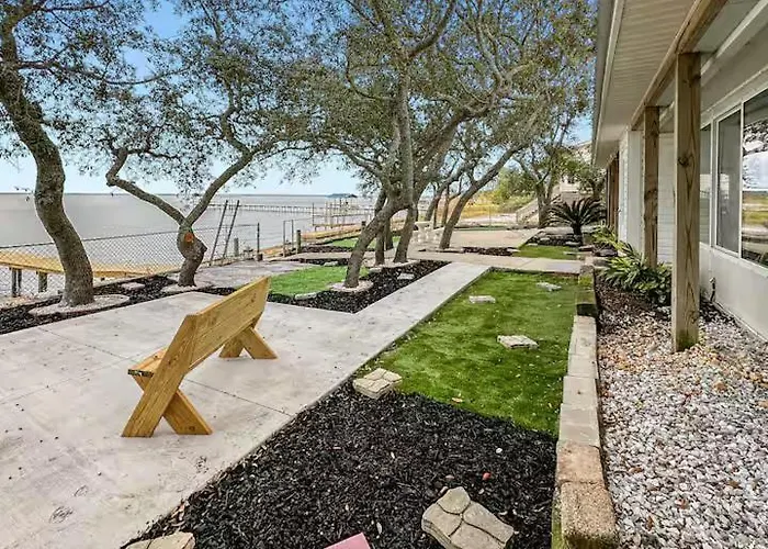 Holiday home Baywatch Paradice Bayfront, Private Pier, Sleeps 8 Fenced Dog Area 8 M To